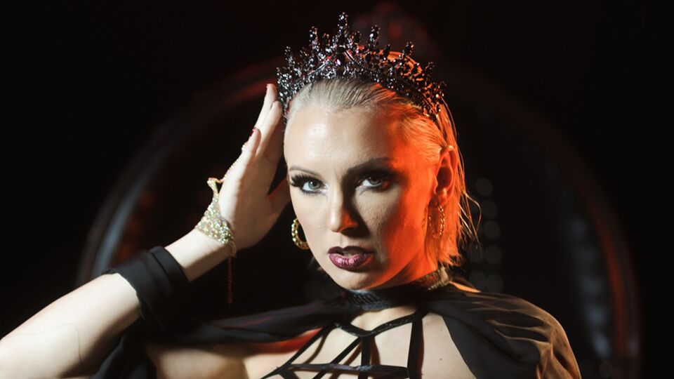Kenzie Taylor dans clip par derrière de Wicked Pictures
