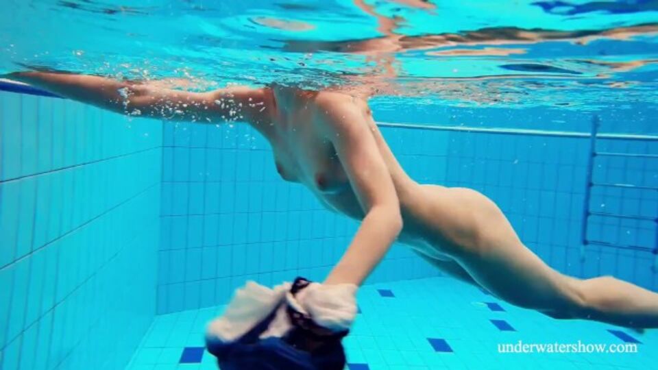 Lussuosa in clip tette grosse di Underwater Show
