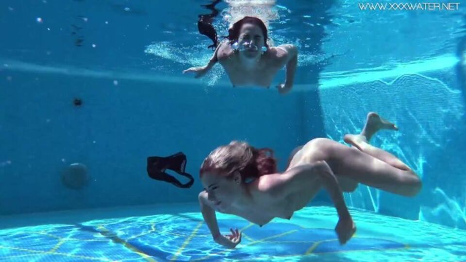 Underwater Show प्रस्तुत करता है Lindsay का गोरी xxx