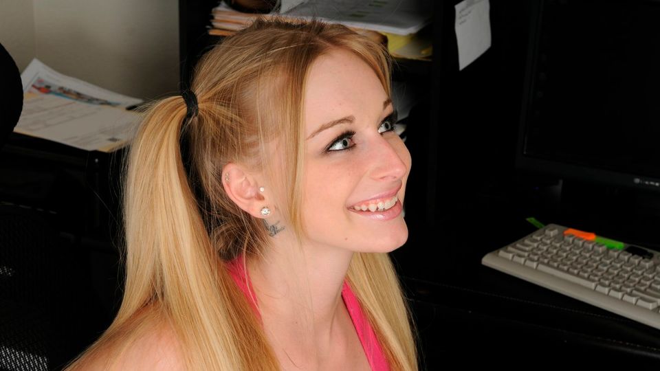 Avril Vagine में काम पर दृश्य Teen Tugs द्वारा