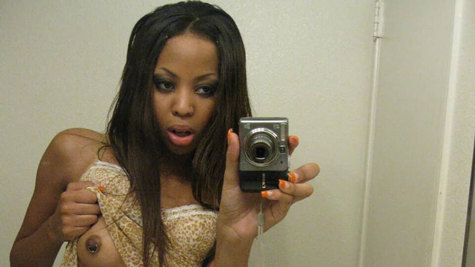 L'épatante Jazmine dans film poser