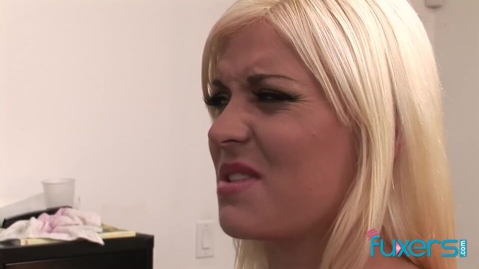 Sanfte Schlampe in Milf XXX-Film