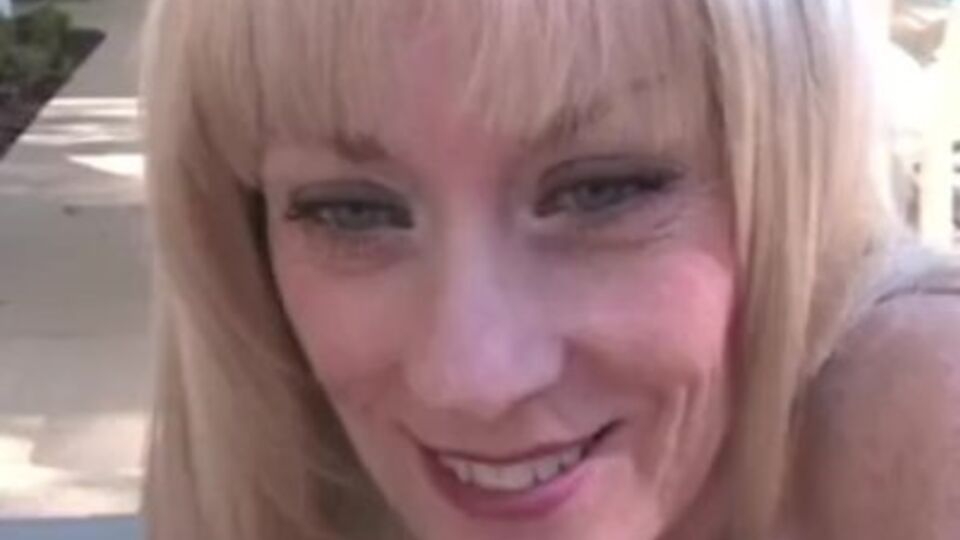 Adescante Melanie Skyy in xxx ingoia sperma