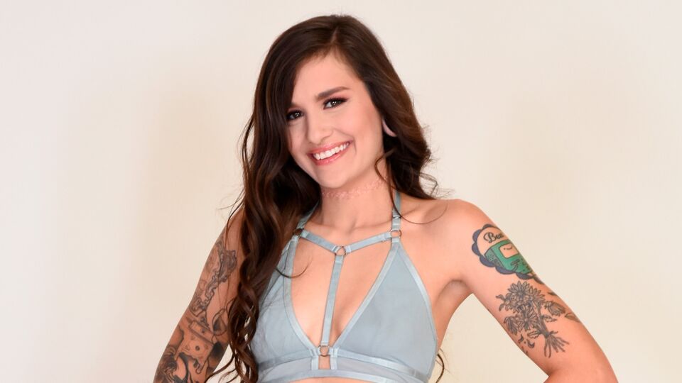 Luna Lovely dans pornographie doigtage de Perv City