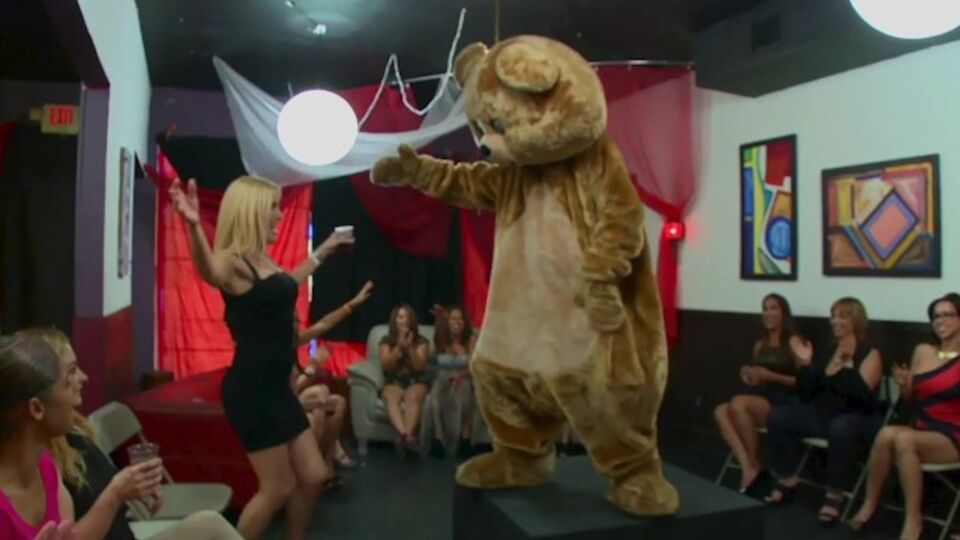 Hd चित्र Dancing Bear से दैवीय Kimmy Lee के साथ