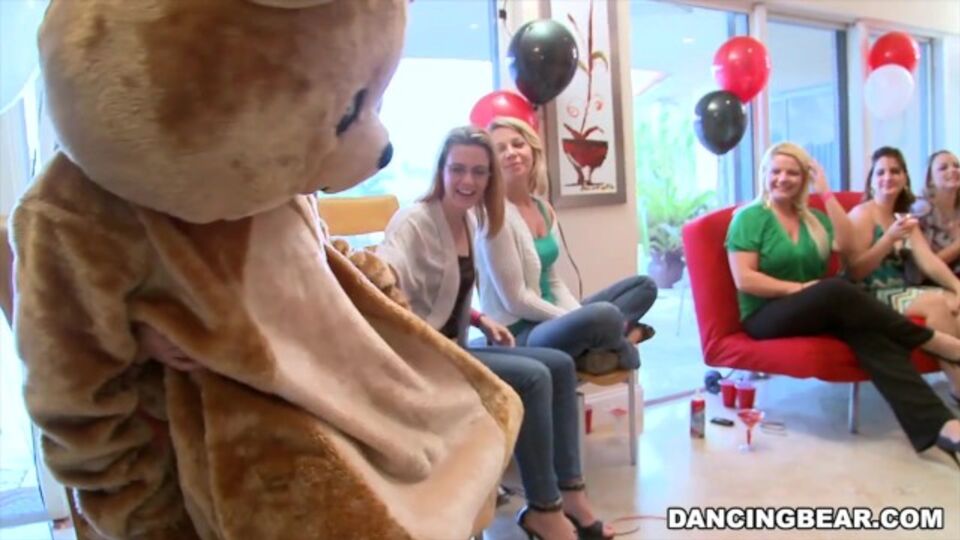 Dancing Bear présente séquence gros seins de reine