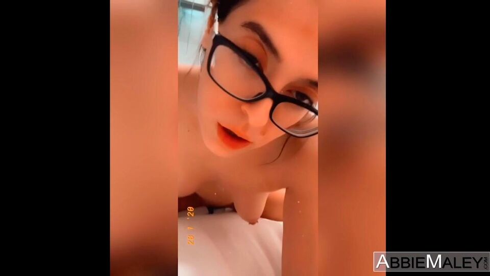 Mittelgroße Titten Porno mit sanfter Abbie Maley von Abbie Maley
