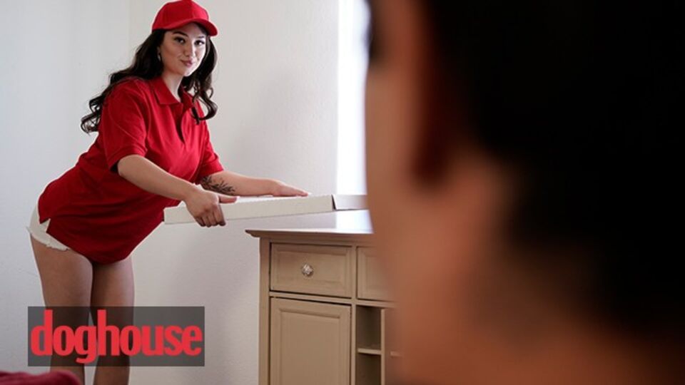 Imposante Jon Rogue und Alyx Star - Brünette Trailer - Dog House Digital