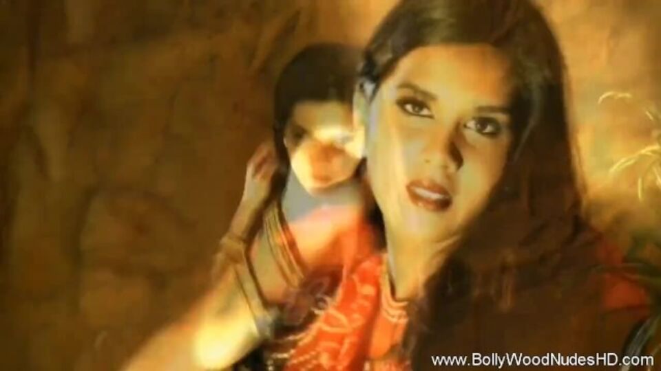 Bollywood Nudes HD presenta film milf con giovincella