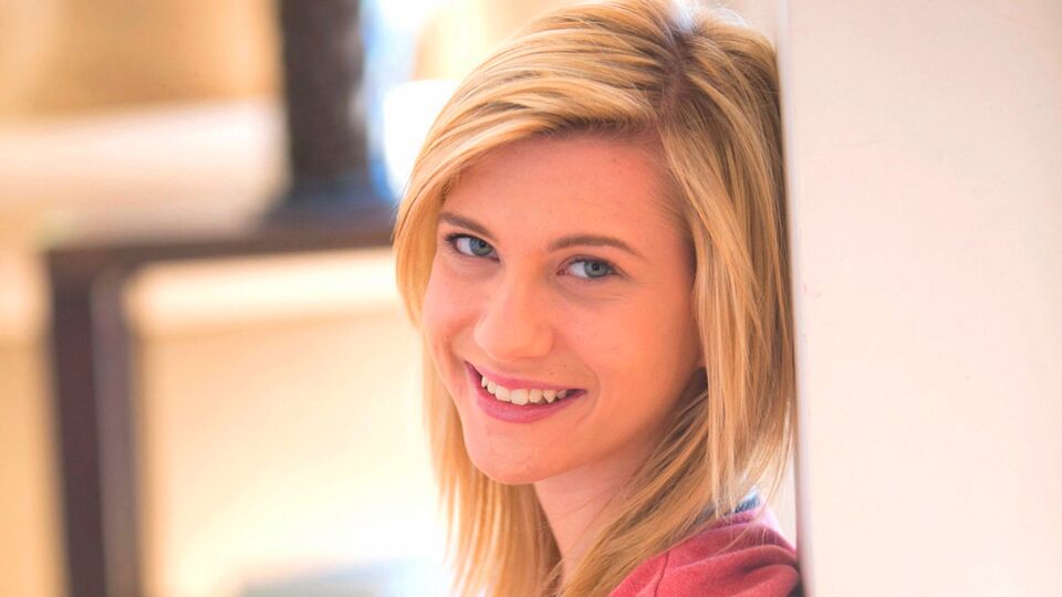 Sensoriale Chloe Brooke partecipa in oscenità tette di media grandezza