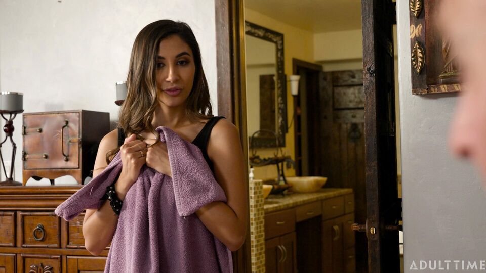 Pin-up Gianna Dior partecipa in clip gola profonda