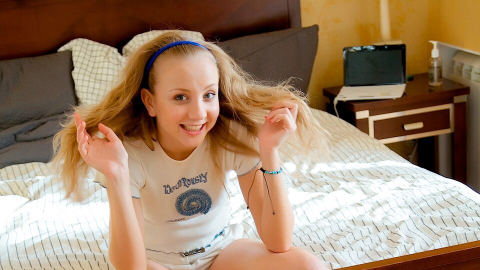 Teen Erotica XXX प्रस्तुत करता है Betty Sinovia का मध्यम आकार के स्तन क्लिप